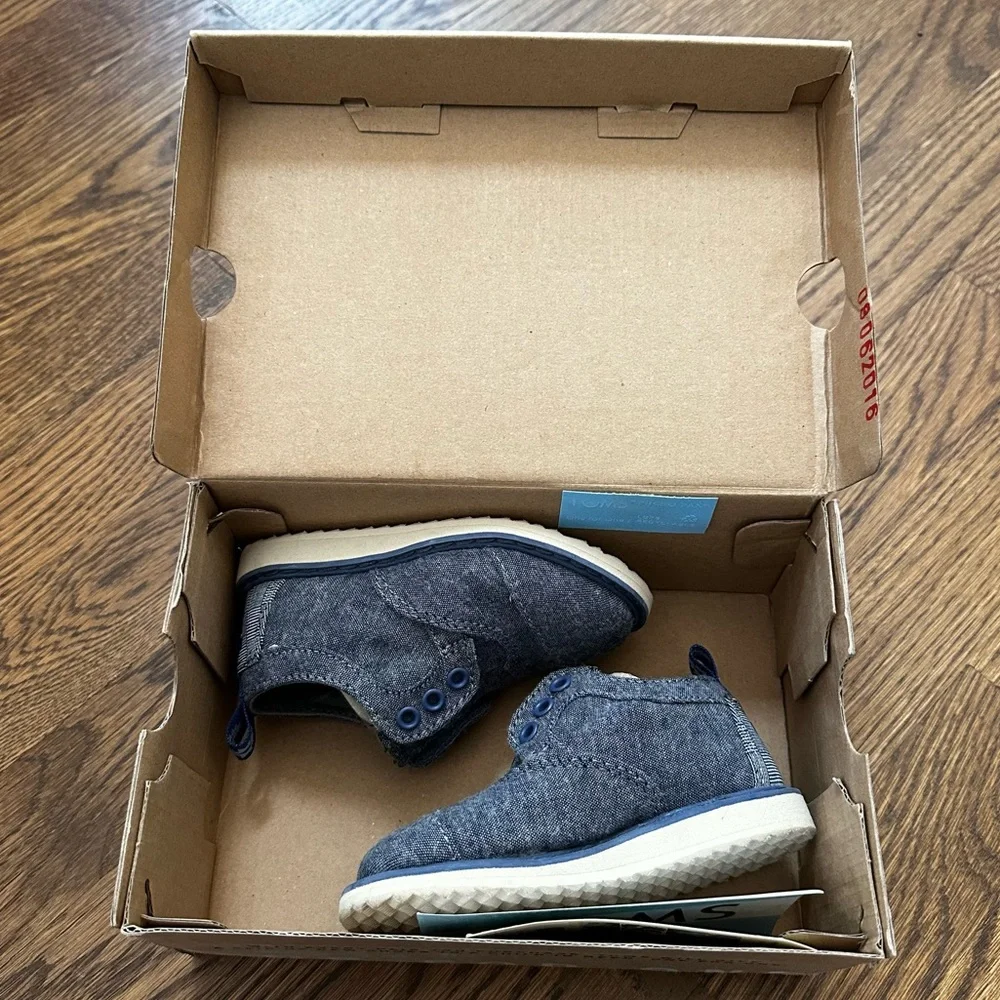 TOMS Tiny Brogue oxfords in Blue Chambray, toddler size 5 (NWT)